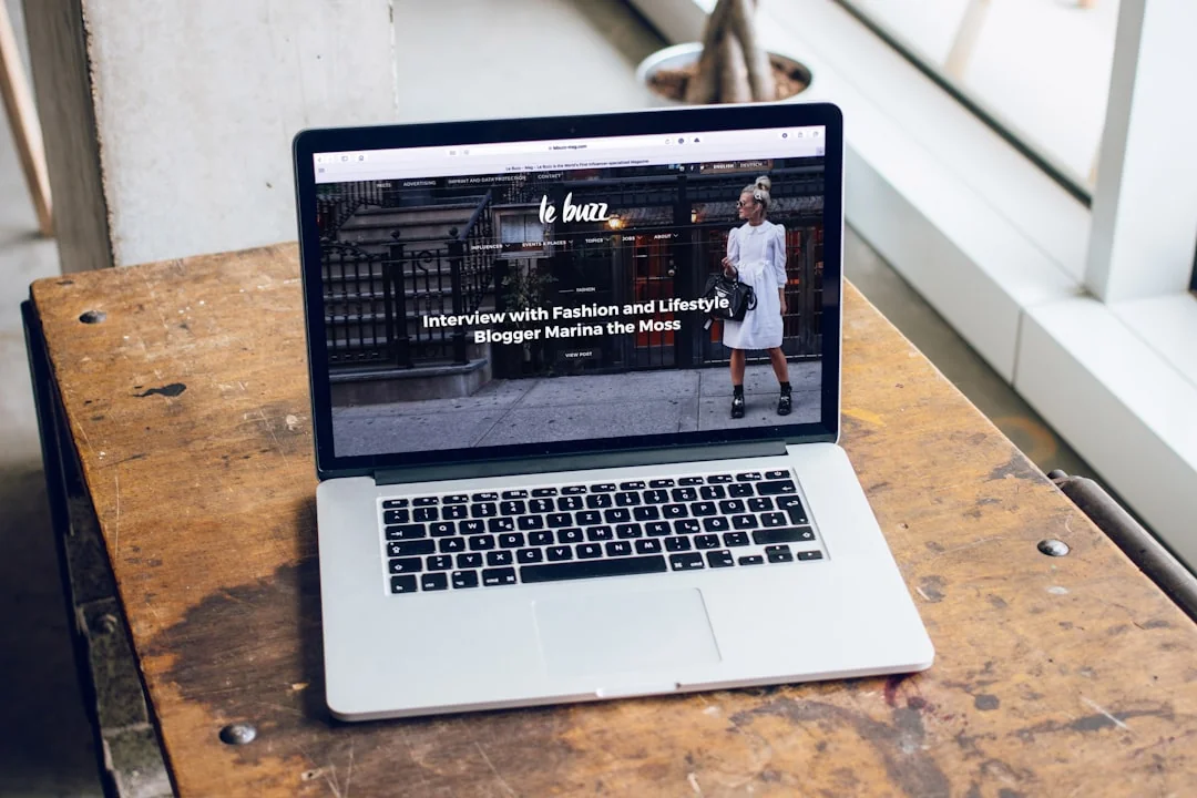 Ordinateur portable élégant présentant un profil Instagram, illustrant la technologie moderne et la connexion en ligne.